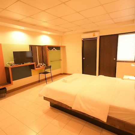 Room At Prachachuen Nonthaburi Esterno foto
